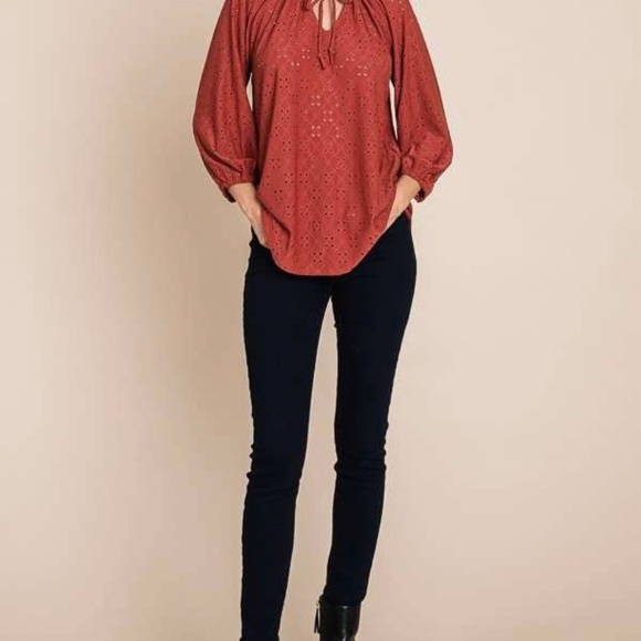 Culture Code Marsala Eyelet Shirred Raglan 3/4 Sleeve Top - Picture 4 of 6
